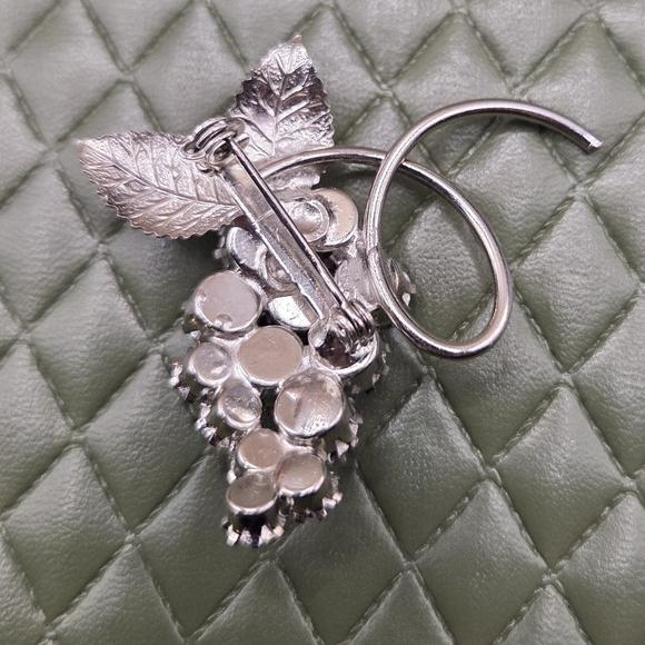 1041. Vintage Silver-Tone Blue Crystal Grape Cluster Brooch - Picture 2 of 5